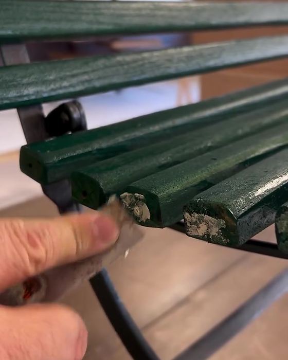 Stuccatura dell'estremità di un listello di una panchina in legno verde