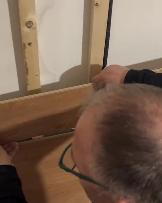 Montaggio di pannelli in legno su intelaiatura