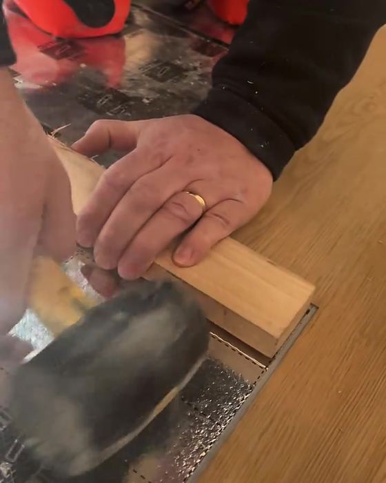 Posa di un pavimento in legno con mazzuolo e distanziatori