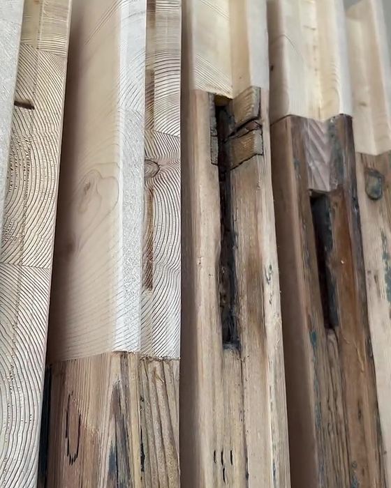 Travi in legno con giunzioni e intagli restaurati