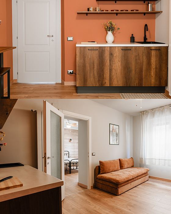 Open space di una struttura ricettiva con pavimento effetto legno e mensole in legno